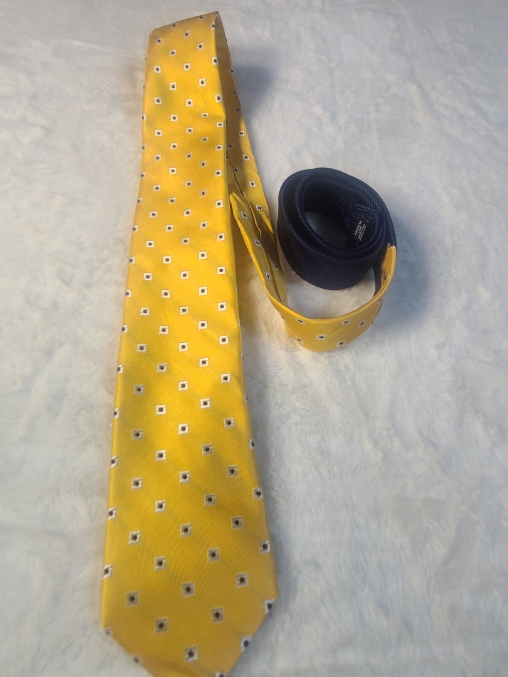 Roundtree & Yorke Yellow Geometric Silk Tie